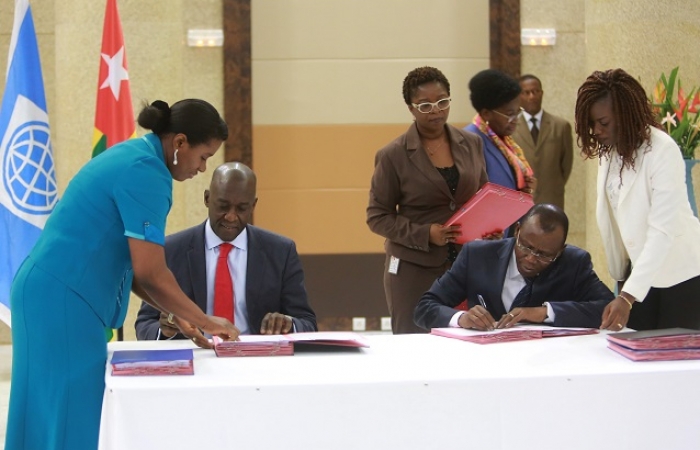 Signature entre le V-P de la BM Afrique et le Ministre de l'Economie et des Finances Sani YAYA