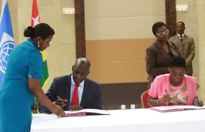 Signature entre le V-P de La BM Afrique et Mme Katanga Mazalo, Directrice générale de l'Agence nationale d'appui au Developpement à la Base (ANADEB)
