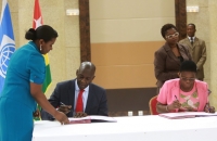 Signature entre le V-P de La BM Afrique et Mme Katanga Mazalo, Directrice générale de l'Agence nationale d'appui au Developpement à la Base (ANADEB)