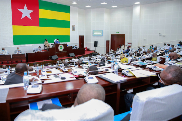 Les députés approuvent le budget 2022