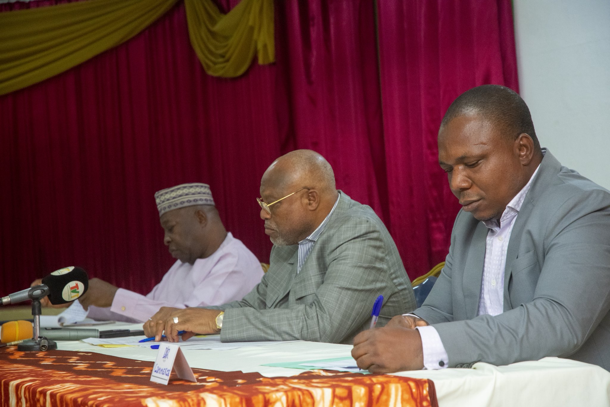 savanes-le-gouverneur-engage-les-distributeurs-dans-la-stabilisation-du-prix-du-ciment