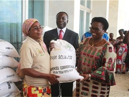 Photo : Remise de sémence par Mme Bernadette Legzim-Balouki, Ministre du Commerce et de la la promotion du secteur privé.