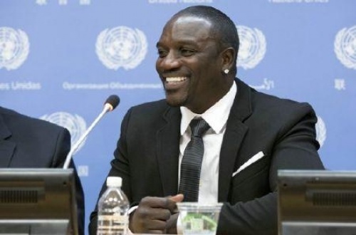 Sierra Leone : Akon promet 5000 lampadaires solaires et 2500 feux de signalisation