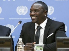 Sierra Leone : Akon promet 5000 lampadaires solaires et 2500 feux de signalisation