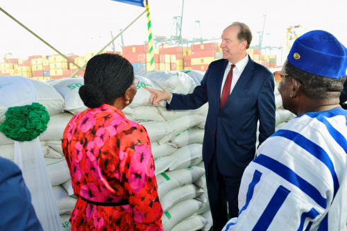 Sécurité alimentaire : à Lomé, David Malpass remet 34 000 tonnes d’engrais aux producteurs agricoles