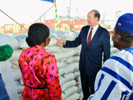 S&eacute;curit&eacute; alimentaire : &agrave; Lom&eacute;, David Malpass remet 34 000 tonnes d&rsquo;engrais aux producteurs agricoles