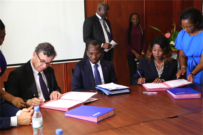 Hôpital St Pérégrin : signature de l’accord cadre de partenariat CNSS-Hôpital américain, ultime étape dans la réalisation du projet