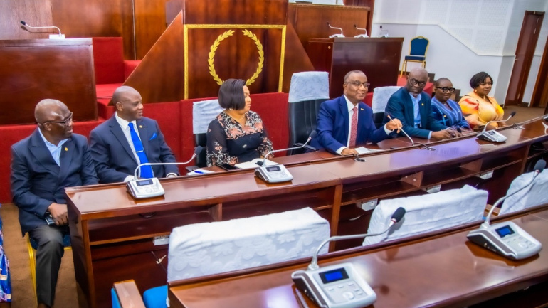 assemblee-nationale-le-nouveau-president-a-echange-avec-le-personnel-administratif