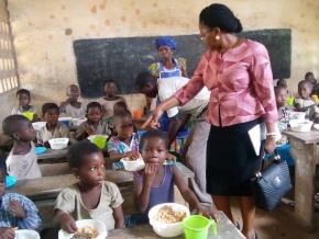 La ministre en charge du développement à la base constate l&#039;effectivité des repas scolaires dans le Bas-Mono