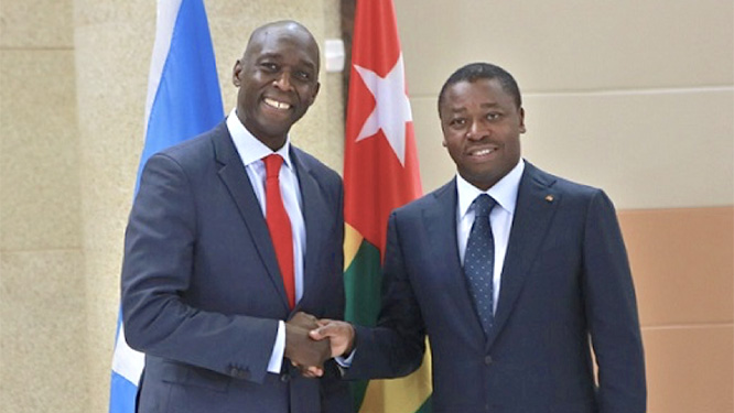 Makhtar Diop chez Faure Gnassingbé pour la signature de trois conventions de financement de 65 millions de dollars US