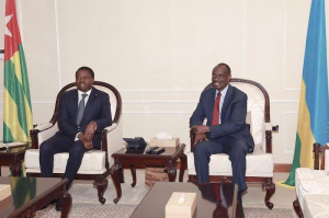 Le Président Faure Gnassingbé avec Richard Sezibera, ministre des Affaires étrangères du Rwanda.