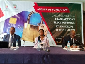 La ministre Cina Lawson lance à Lomé deux ateliers de formation sur la Loi relative aux transactions électroniques