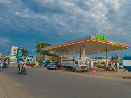 Stations-services, carri&egrave;res&hellip; : vers des r&eacute;formes dans les secteurs des hydrocarbures et des mines