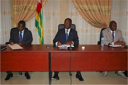 Le PM avec à sa droite le ministre de la Fonction publique, Gilbert Bawara.