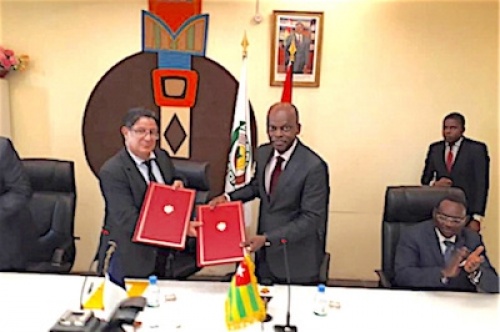 Togo : le ministre en charge des Affaires Etrangères Robert Dussey signe une convention d’appui au développement des médias