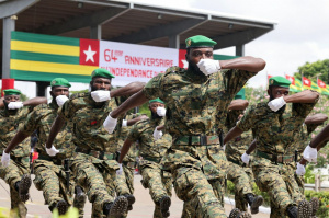 27 avril : un défilé militaire et paramilitaire a marqué la célébration