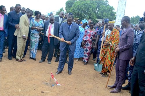 Le PM Klassou Selom a lancé les travaux de construction d’un pont sur la rivière Toum