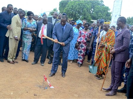 Le PM Klassou Selom a lancé les travaux de construction d’un pont sur la rivière Toum