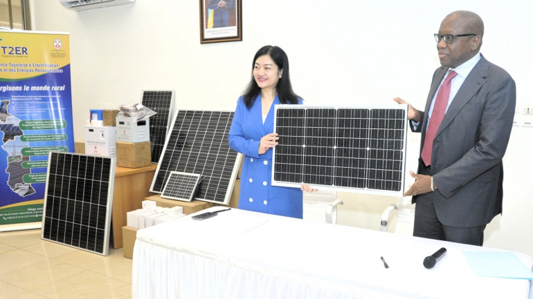 energies-renouvelables-le-togo-beneficie-de-3900-kits-solaires-de-la-chine