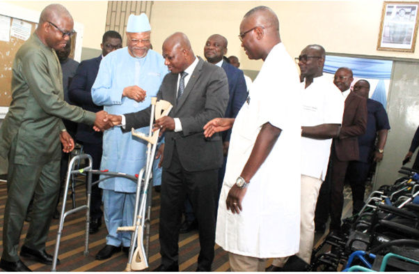 chu-sylvanus-olympio-de-nouveaux-materiels-orthopediques-pour-le-service-de-traumatologie