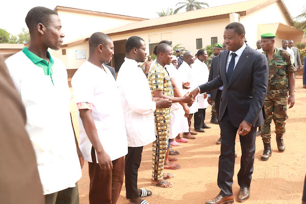 Le Chef de l’Etat visite les infrastructures socio-sanitaires de Tabligbo et échange avec les populations de Yoto