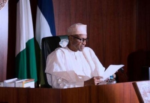 Nigeria : le Président Buhari promulgue un budget record de 25 milliards $ et envisage de restaurer le cycle budgétaire de janvier à décembre