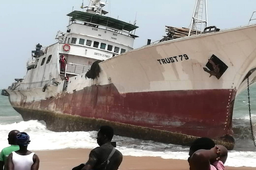 Un navire échoue sur la plage, des dispositions prises pour éviter la pollution