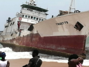 Un navire échoue sur la plage, des dispositions prises pour éviter la pollution