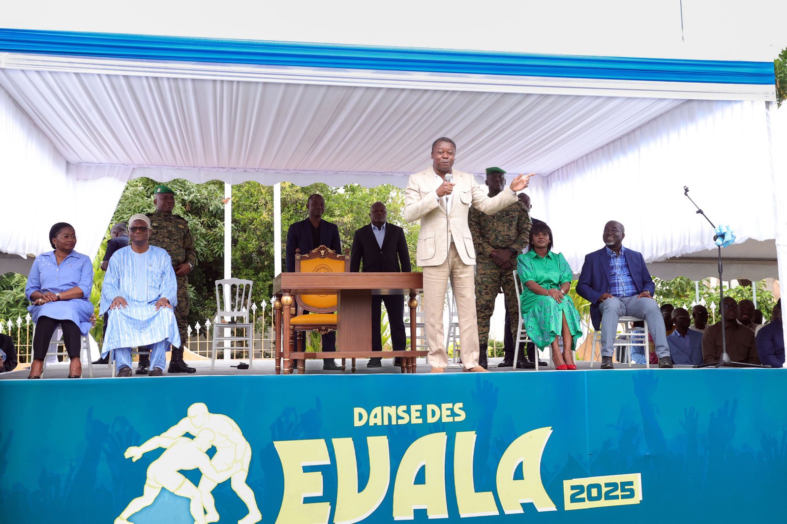 danse-des-evala-le-president-du-conseil-a-echange-avec-les-jeunes-lutteurs