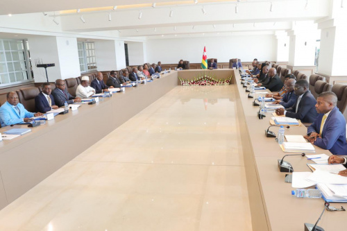 Le gouvernement adopte le projet de loi de finances 2026, en hausse de 14,4 %