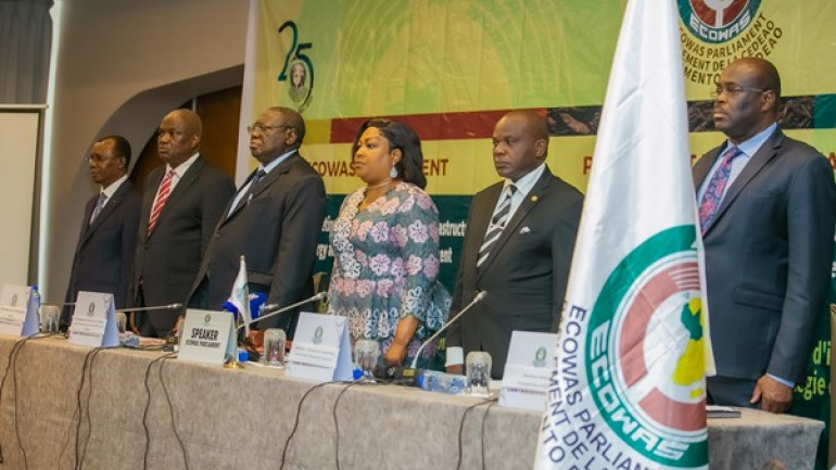 transport-aerien-a-lome-le-parlement-de-la-cedeao-planche-sur-la-cherte-des-billets-d-avion