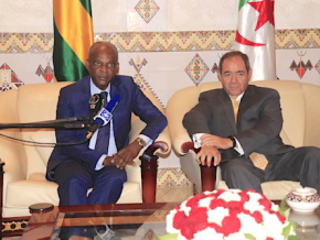 Le ministre des affaires étrangères en visite officielle en Algérie