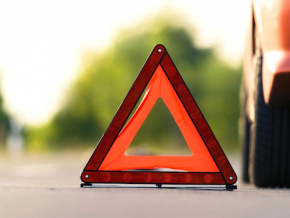 La présence du triangle de présignalisation, obligatoire à bord de tous les véhicules