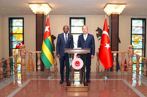 Entretiens à Ankara entre Robert Dussey et le ministre turc de la défense