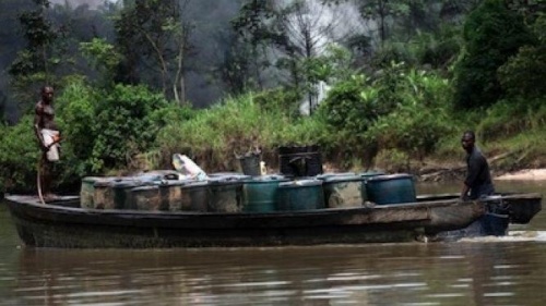 Nigéria : la marine découvre six raffineries pétrolières illégales capables de produire quatre millions de litres / jour d’essence