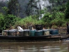 Nigéria : la marine découvre six raffineries pétrolières illégales capables de produire quatre millions de litres / jour d’essence